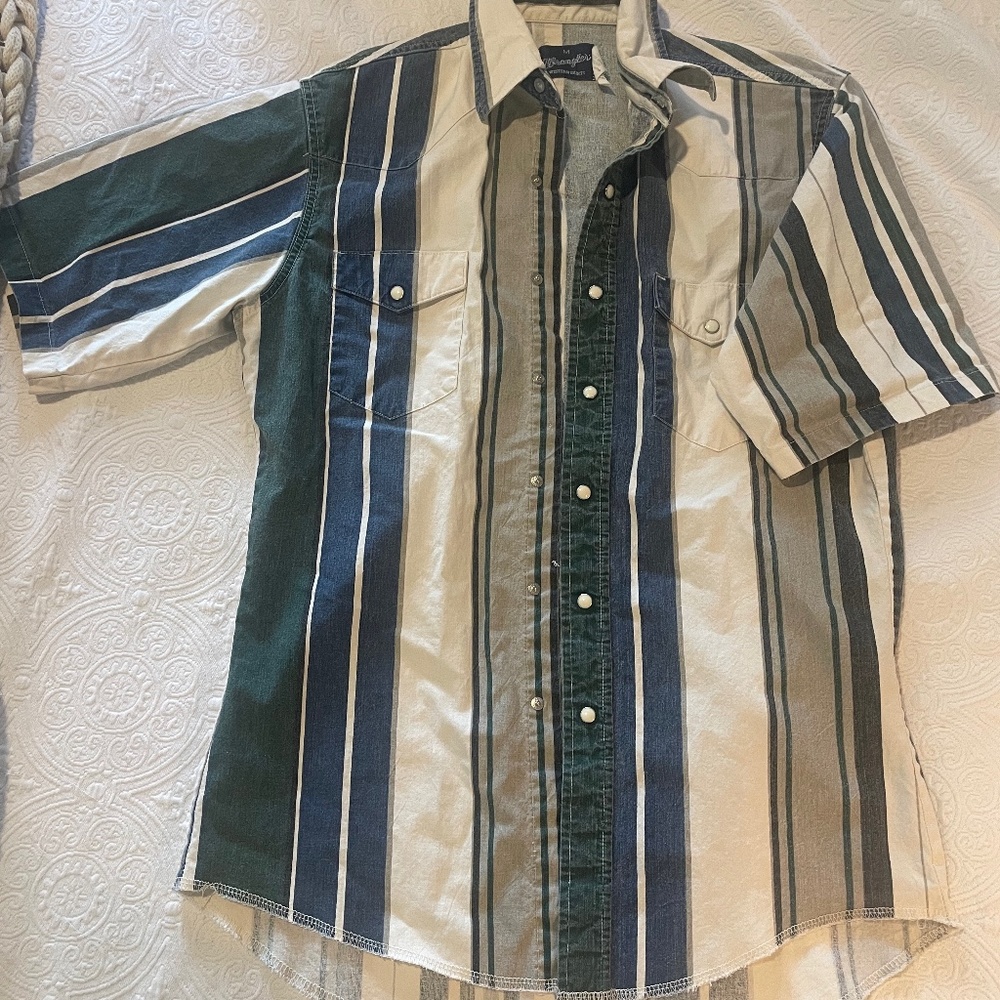 Men’s Wrangler pearl snap button down, Medium